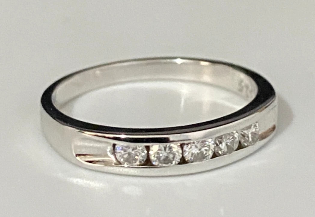 18K White Gold & 0.30CT Diamond Channel Set Ring Size M 1/2 - 6 1/4
