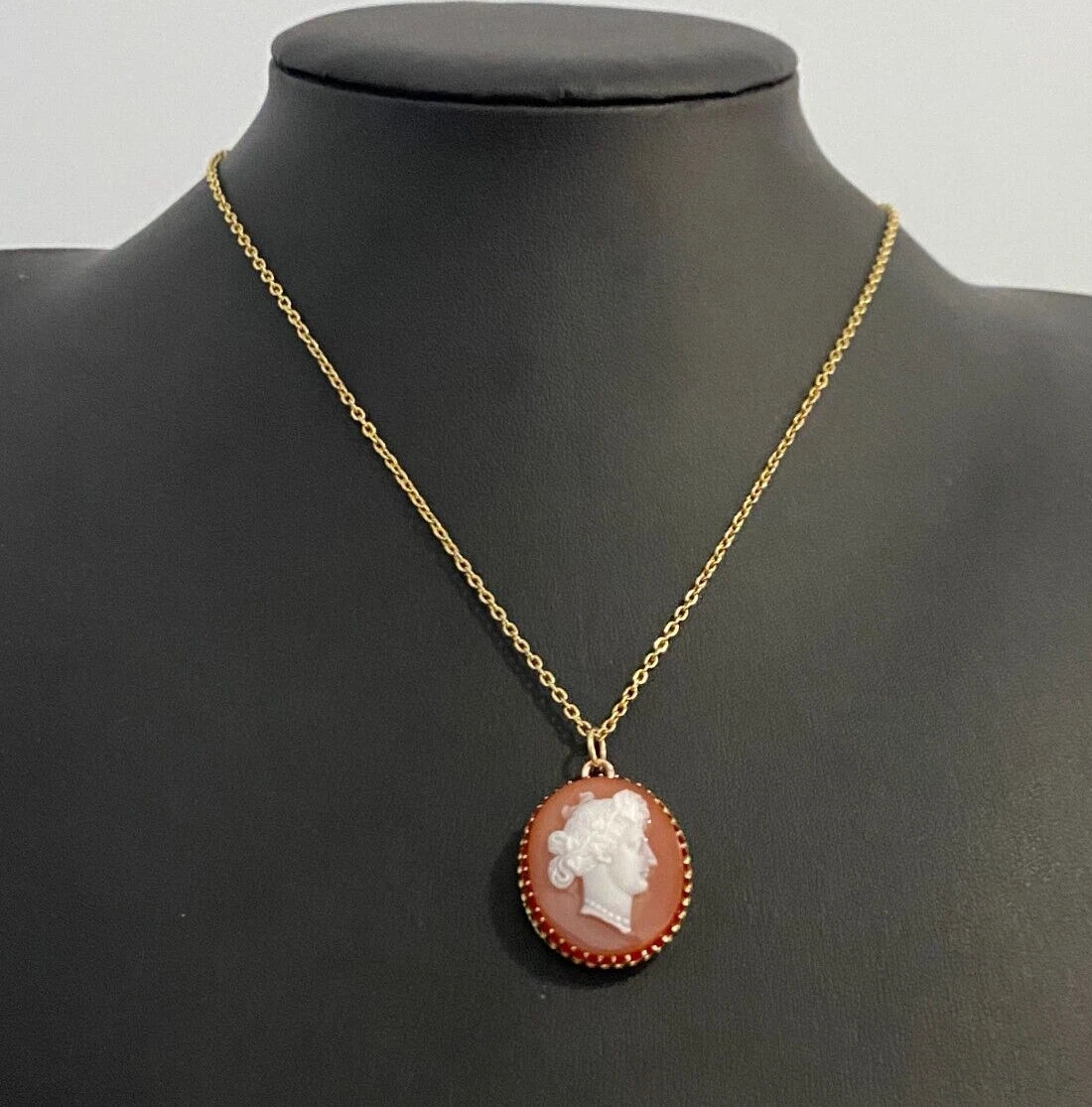An Early 9K Rose Gold & Carved Agate Cameo Pendant 35.0mm High