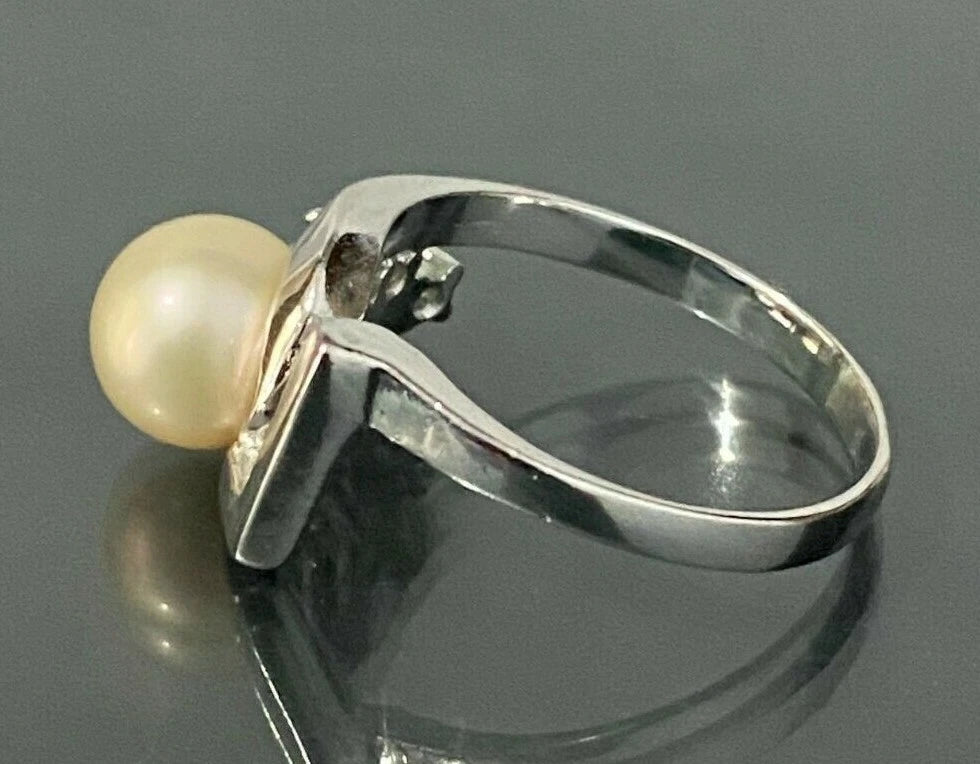 9K White Gold W/ Pearl & Green Stone Ring Size O - 7