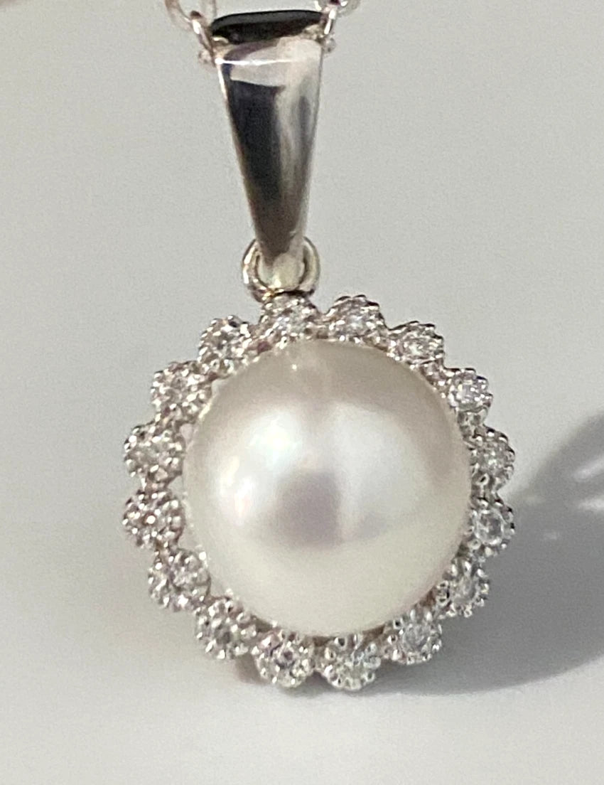 9K White Gold W/ Pearl & Diamond Pendant 23.0mm High