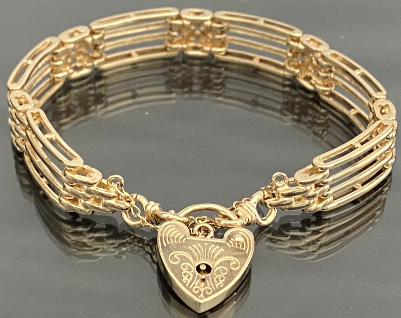 9K Yellow Gold Gate Bracelet with a Heart-shaped Padlock Clasp