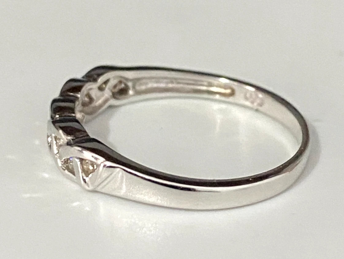 9K White Gold & Diamond Celtic Knot Design Band Ring Size O - 7 1/4