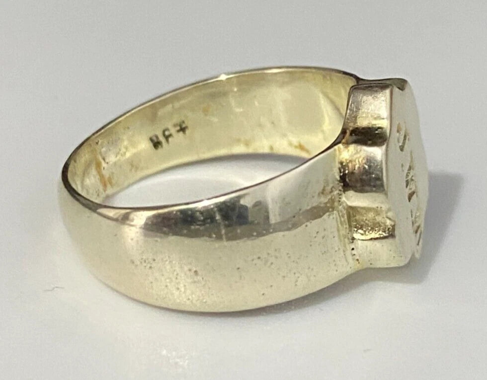 An Early 9K Yellow Gold "J.W.M" Initial Signet Ring Size Q - 8