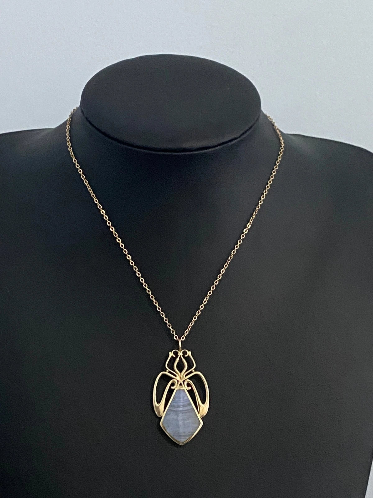 9K Yellow Gold & White Agate Spider Pendant 46.0mm