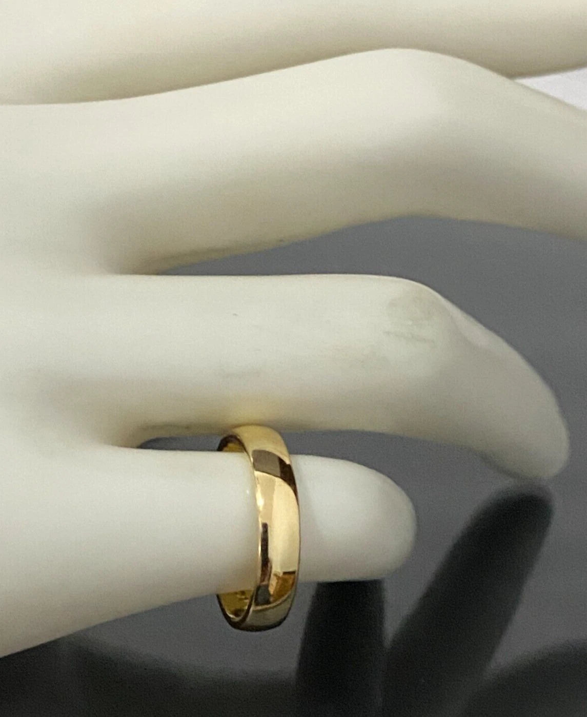 18K Yellow Gold Wedding Band Ring Size H 1/2 - 4