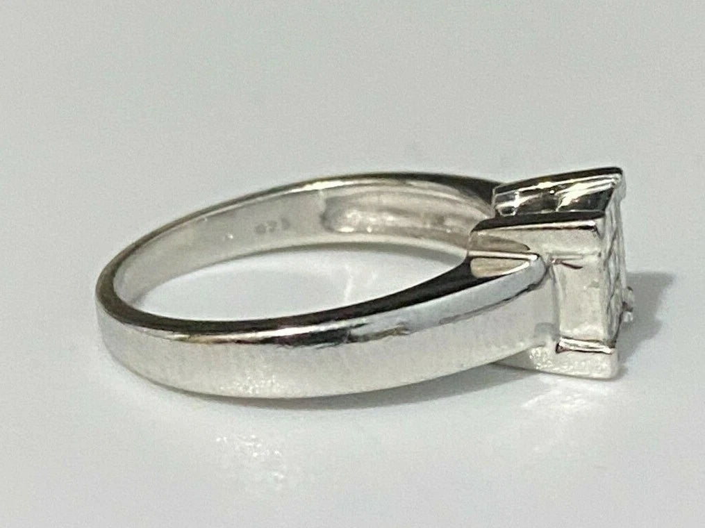 18K White Gold & 0.25CT Princess Cut Diamond Ring Size J - 4 5/8