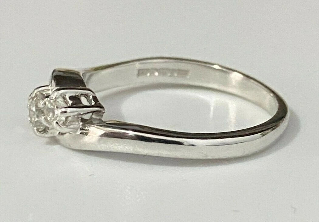 18K White Gold & 0.33CT Diamond Twist Three Stone Ring Size P - 7 1/2