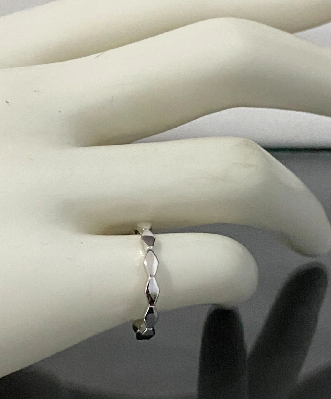 18K White Gold Geometric Shaped Band Ring Size K - 5 1/8