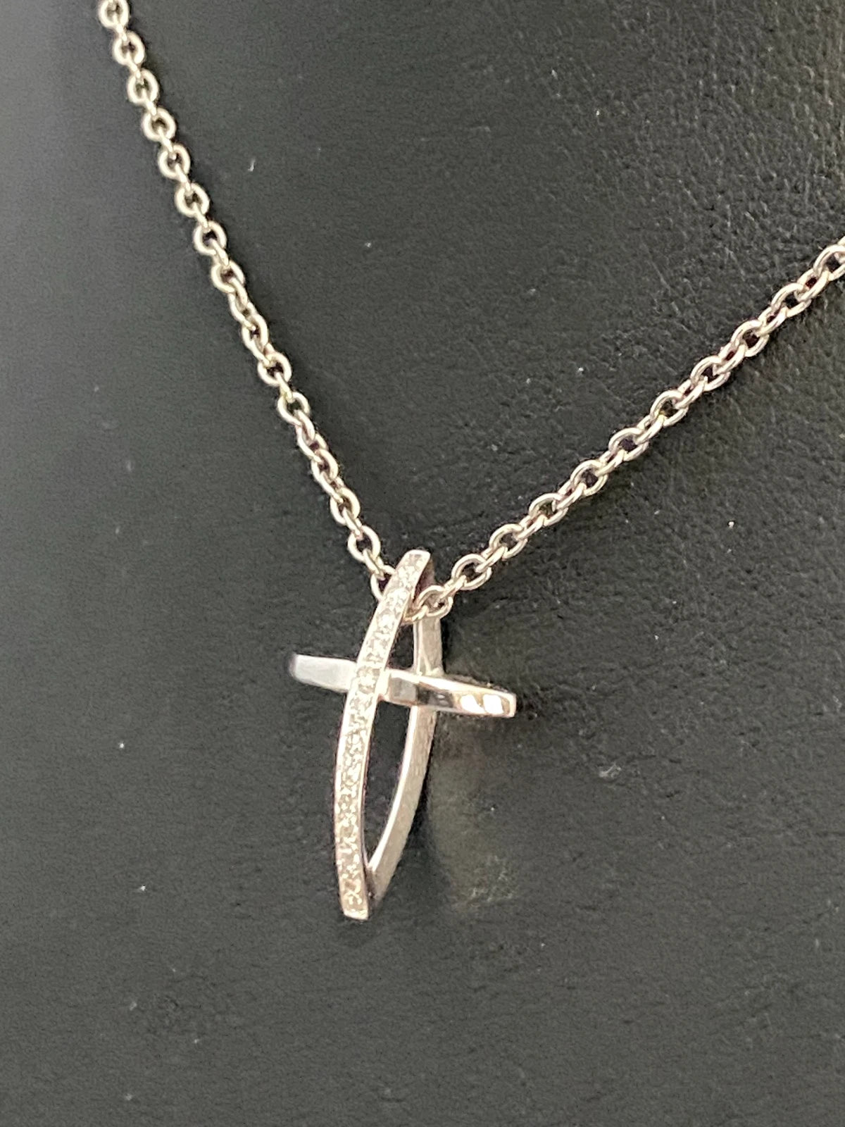 18K White Gold W/ Brilliant Diamond Cross Pendant
