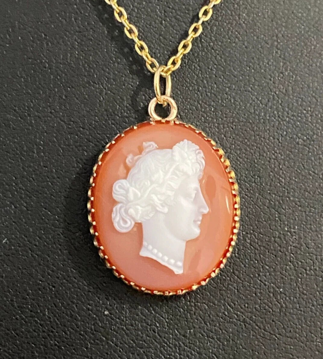An Early 9K Rose Gold & Carved Agate Cameo Pendant 35.0mm High