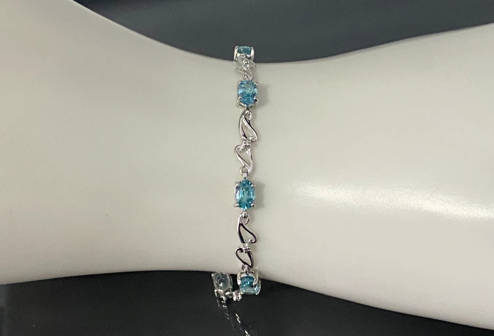 9K White Gold W/ Tourmaline & Diamond Bracelet 19.5cm Long