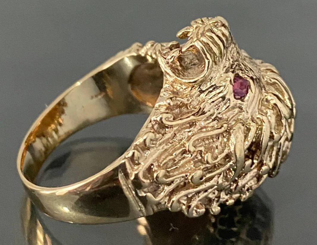 Heavy 9K Yellow Gold & Ruby Carved Lion Head Ring Size T - 10