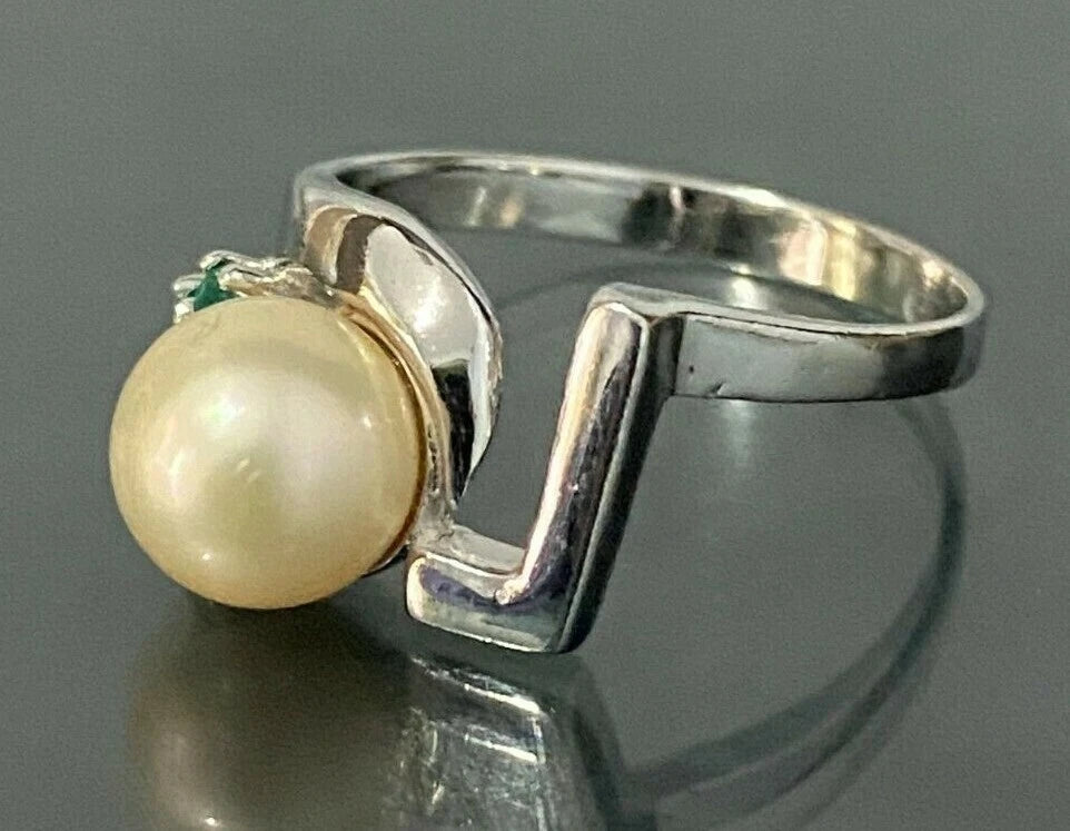 9K White Gold W/ Pearl & Green Stone Ring Size O - 7