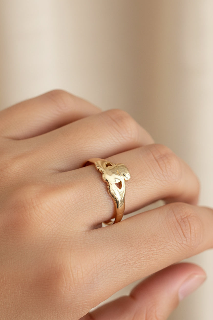 Vintage 9K Yellow Gold Traditional Claddagh Ring Size S (US 9.25)