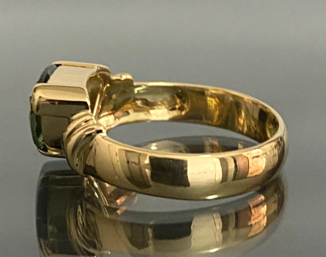 18K Yellow Gold 3.0CT Trillion Cut Green Sapphire Ring - Size S (US 9 ...