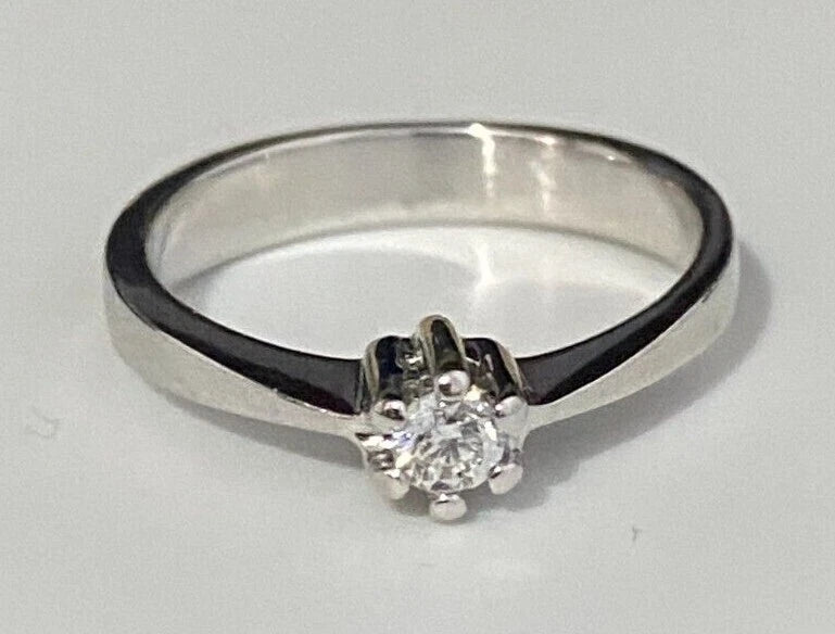 18K White Gold & Diamond Solitaire Ring Size J 1/2 - 5
