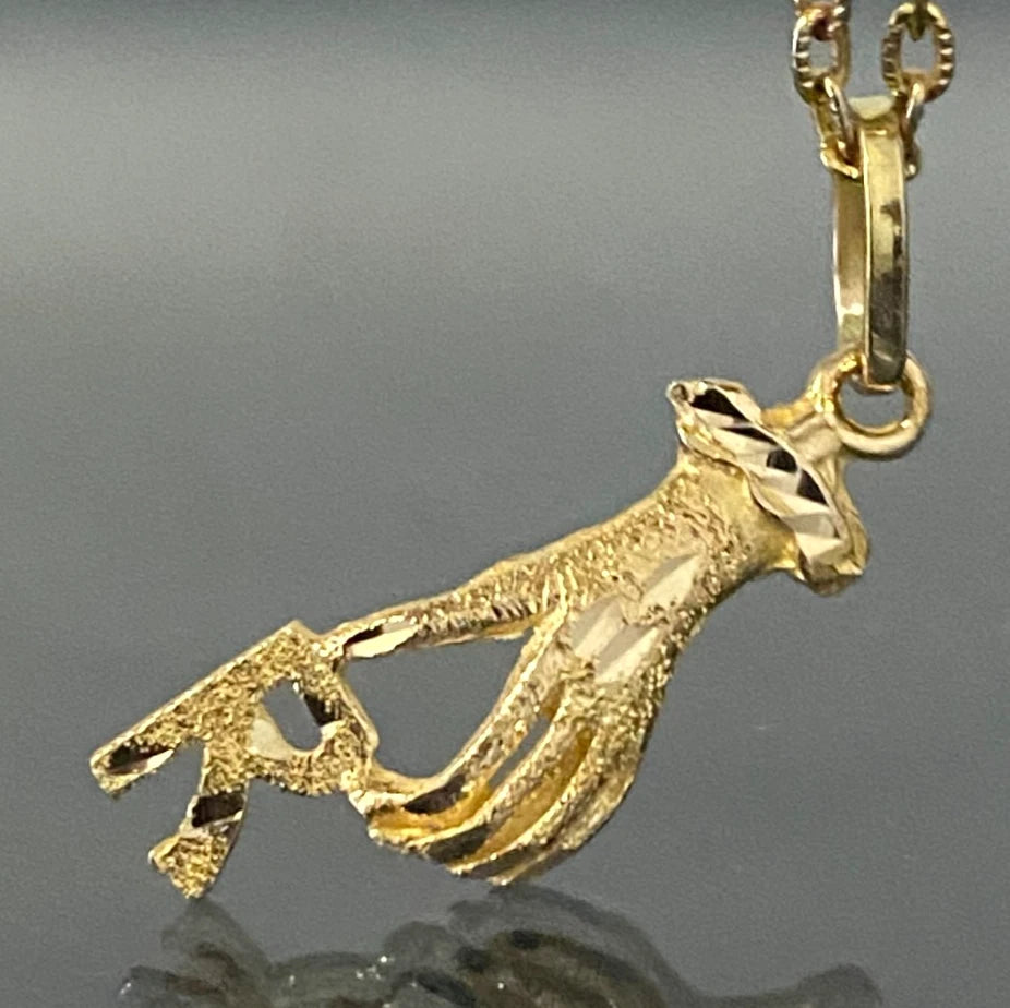 18ct Yellow Gold " R " Initial Hand Pendant 31.50mm high