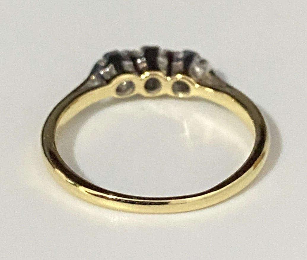 Vintage 18K Yellow Gold & 0.20CT Diamond Three Stone Ring Size K - 5 3/8
