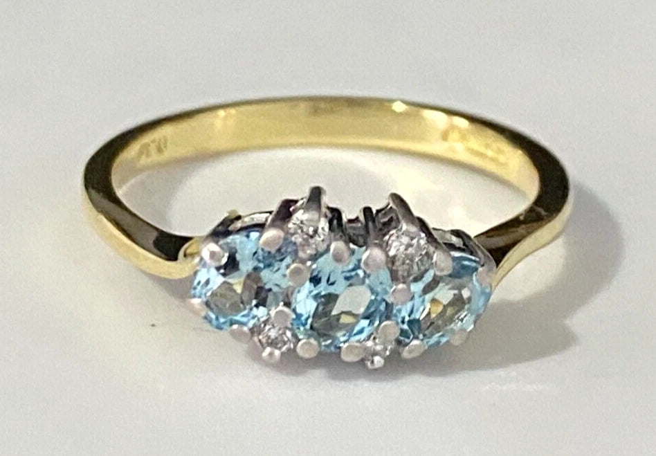 18K Yellow Gold W/ Aquamarine & Diamond Ring Size L 1/2 - 5 7/8