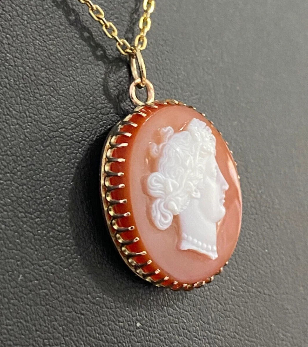 An Early 9K Rose Gold & Carved Agate Cameo Pendant 35.0mm High