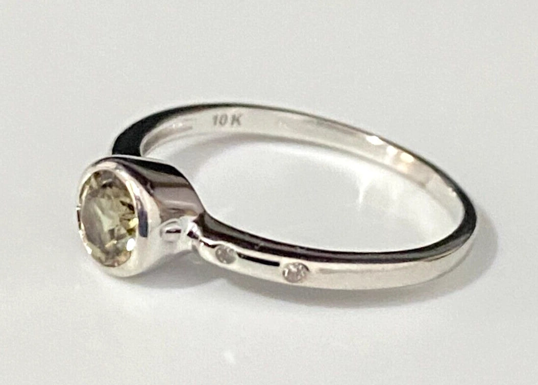 10K White Gold W/ Green Quartz & Diamond Ring Size N - 6 1/2