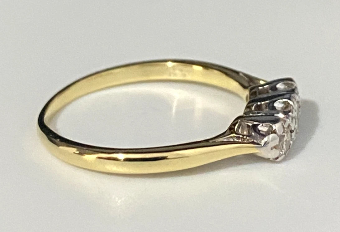 Vintage 18K Yellow Gold & 0.20CT Diamond Three Stone Ring Size K - 5 3/8