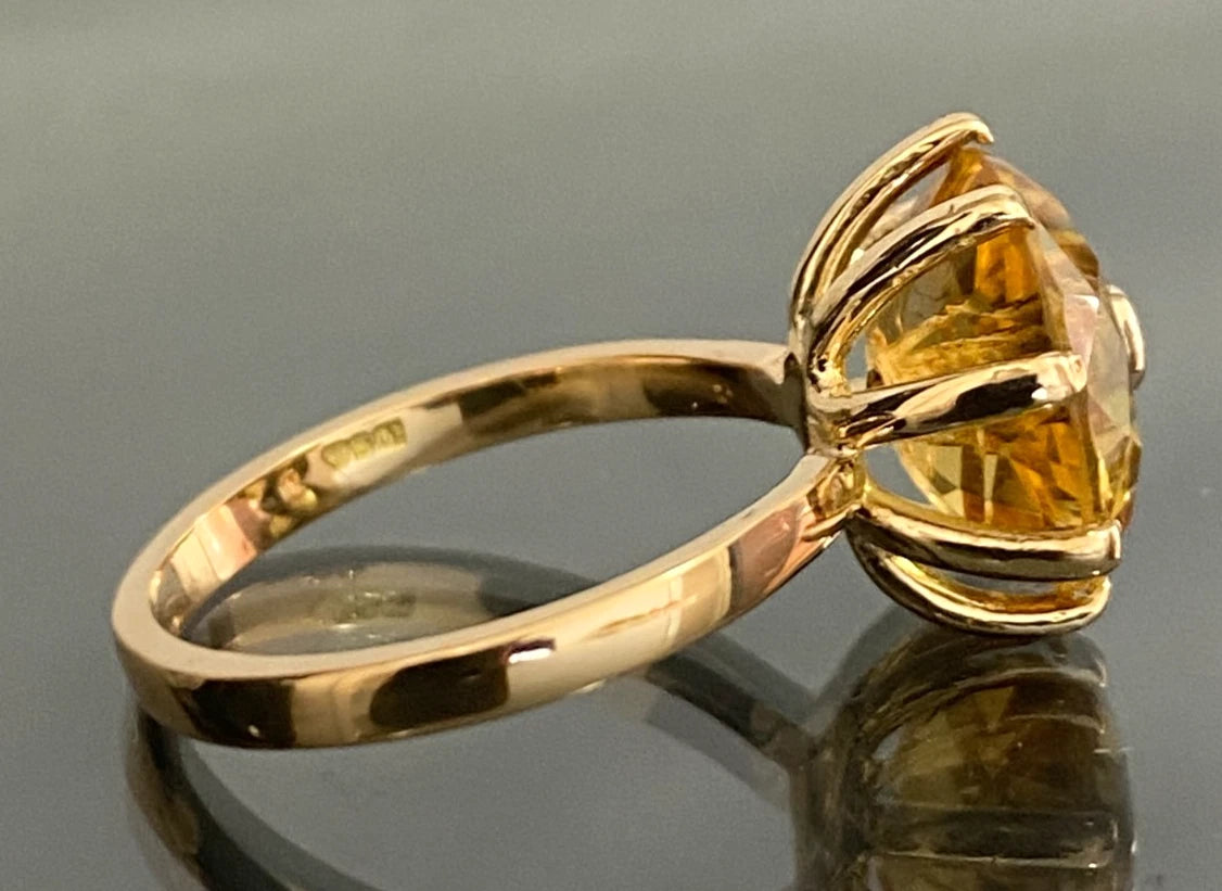 18K Yellow Gold & Orange Stone Set Ring Size M (US 6.15)