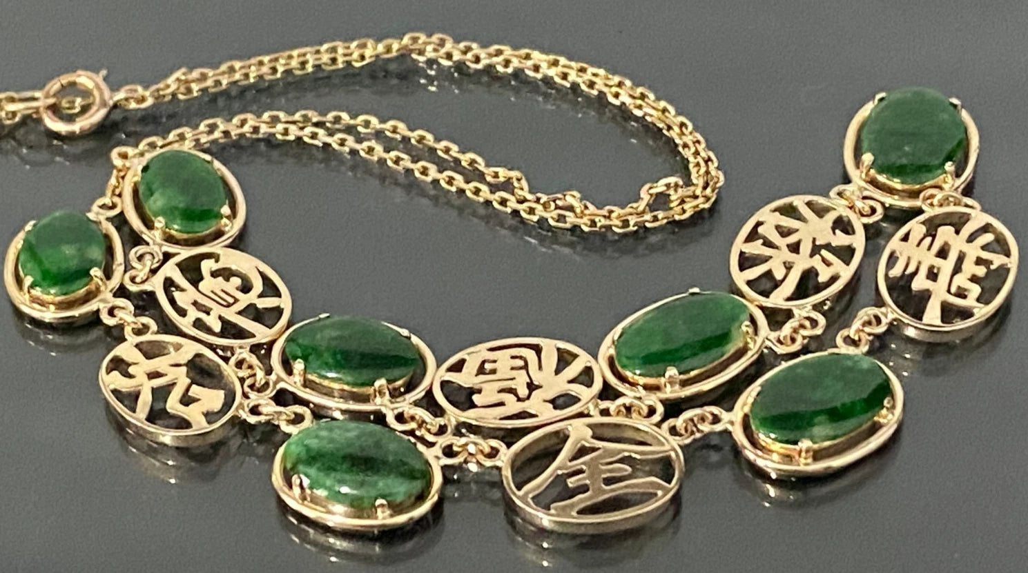 Vintage 14K Yellow Gold and Green Jade Necklace 45cm Long