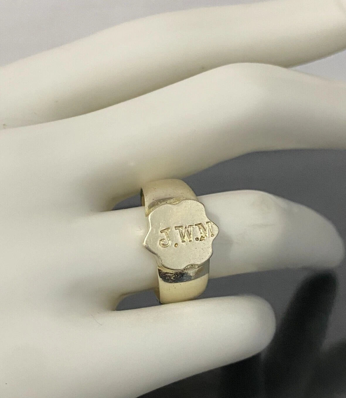 An Early 9K Yellow Gold "J.W.M" Initial Signet Ring Size Q - 8