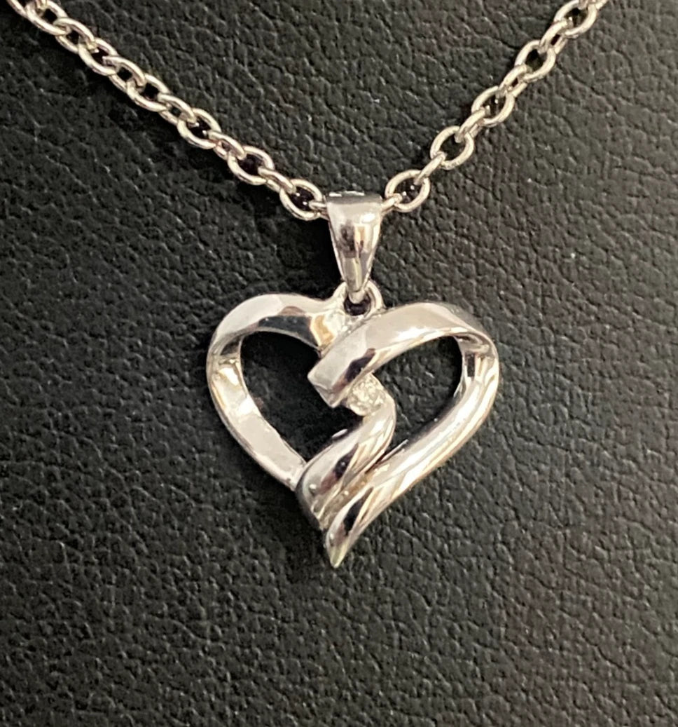 9K White Gold & Diamond Heart Pendant
