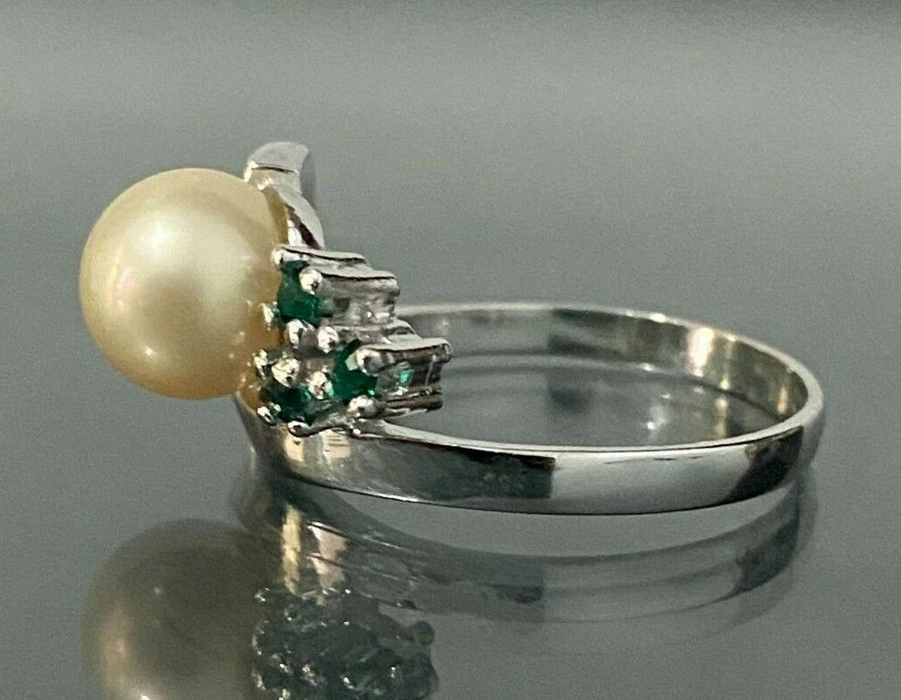 9K White Gold W/ Pearl & Green Stone Ring Size O - 7