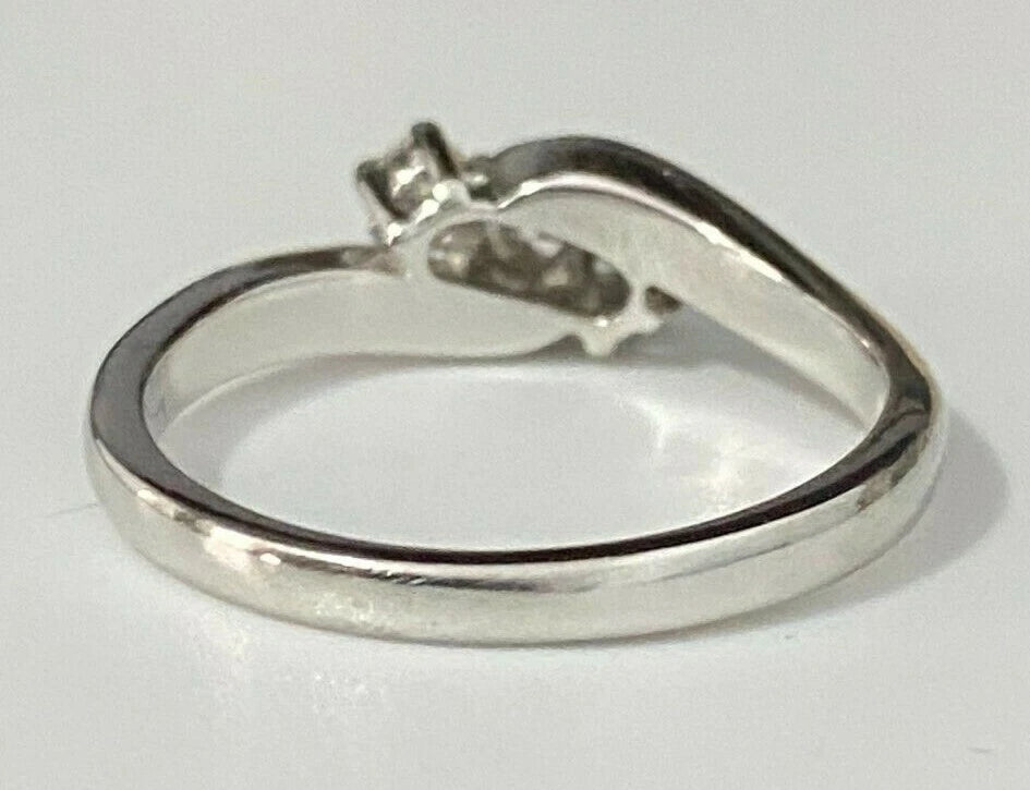 18K White Gold & 0.33CT Diamond Twist Three Stone Ring Size P - 7 1/2