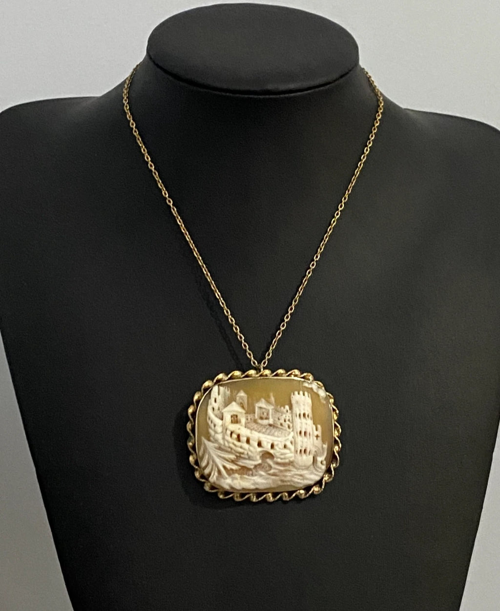 Victorian Yellow Rolled Gold & Carved Cameo Brooch/Pendant