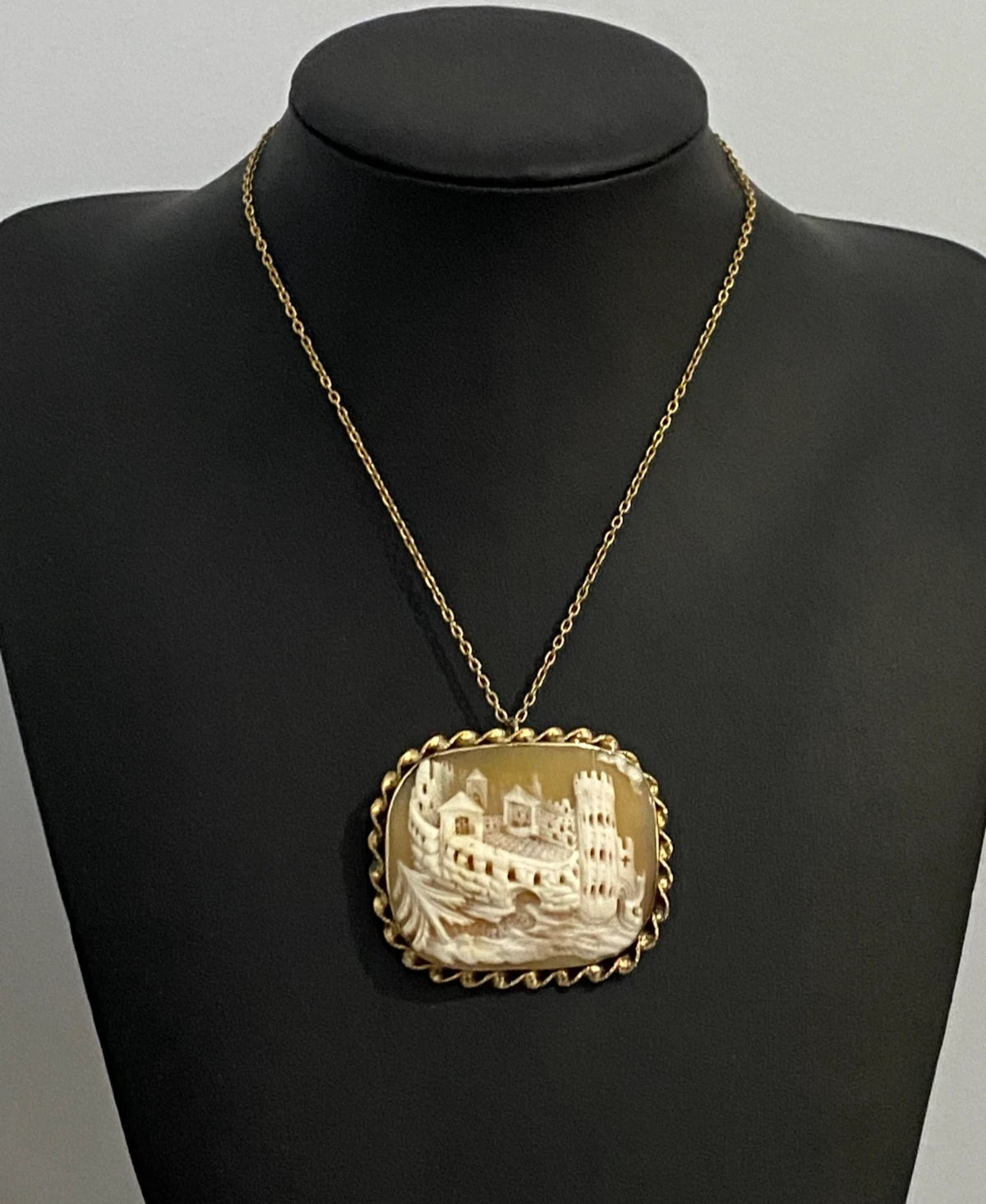 Victorian Yellow Rolled Gold & Carved Cameo Brooch/Pendant