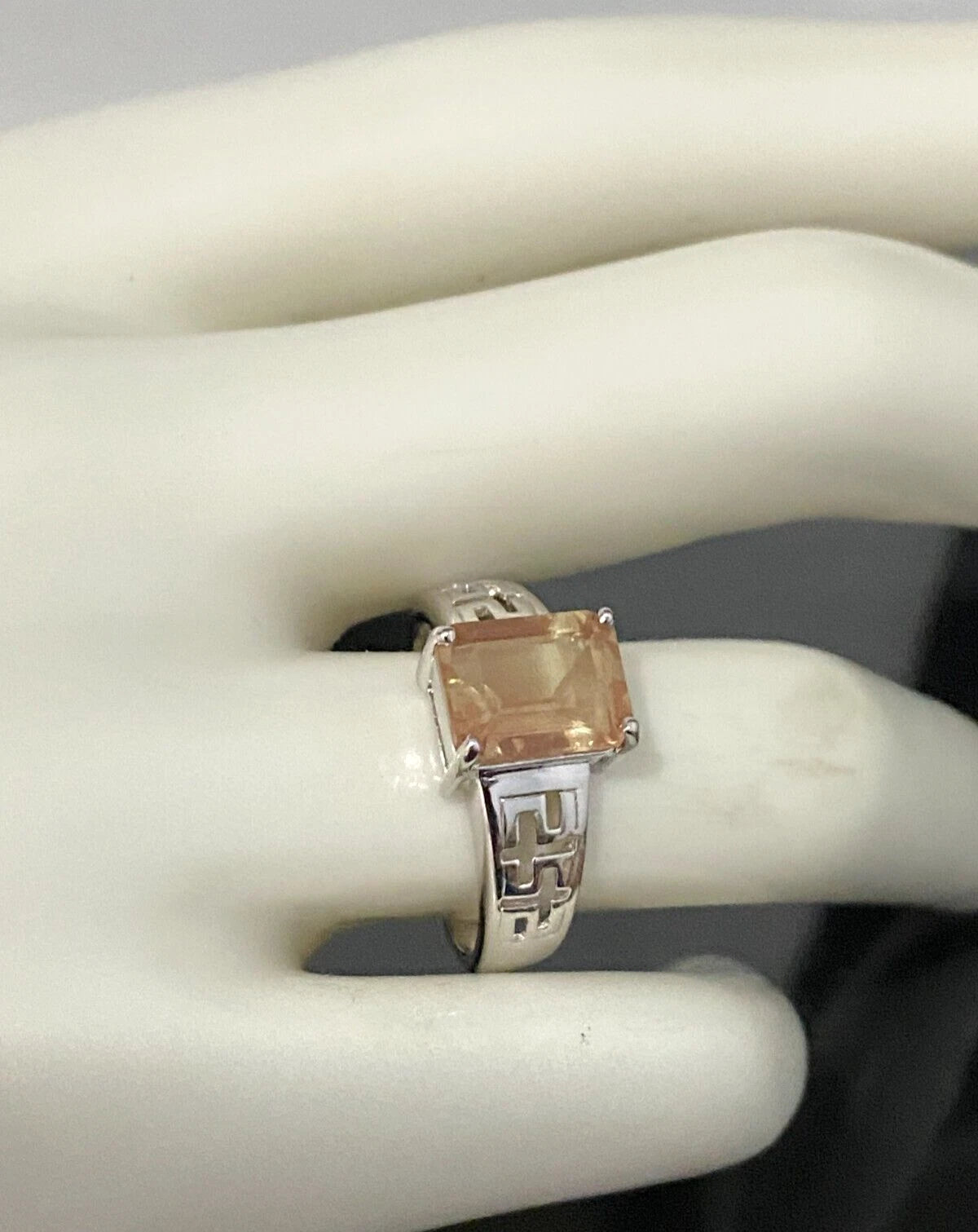 9K White Gold & Andesine Single Stone Ring Size N - 6 1/2