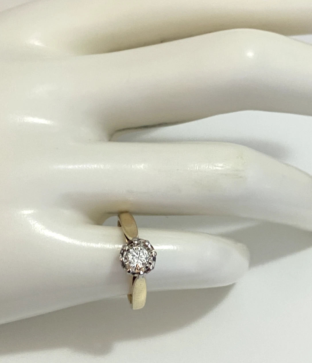 9K Yellow Gold & Diamond Solitaire Illusion Set Ring Size I 1/2 (US 4.5)