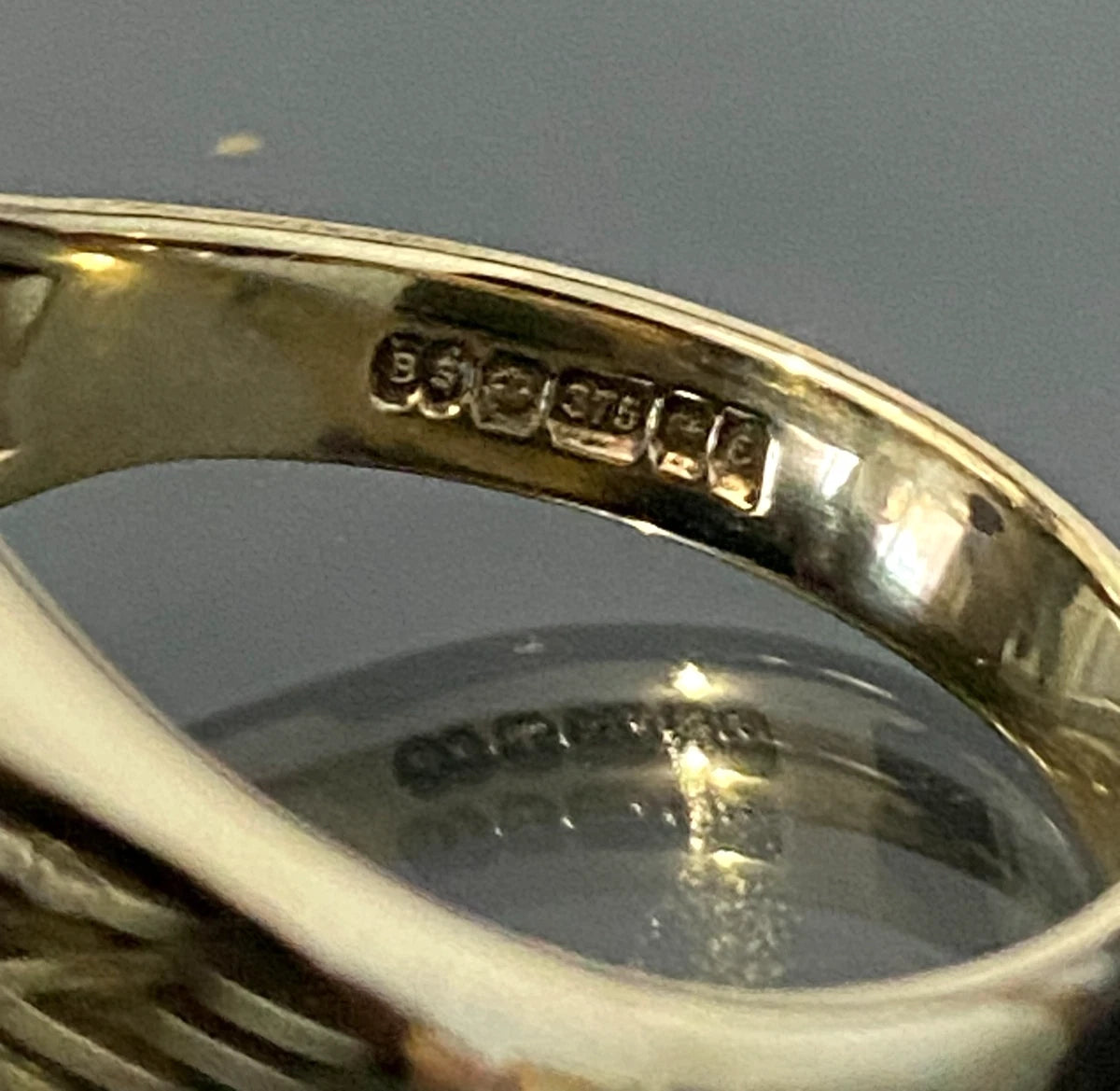 1970's 9K Yellow Gold & Onyx Men's engraved Signet Ring Size V - 11