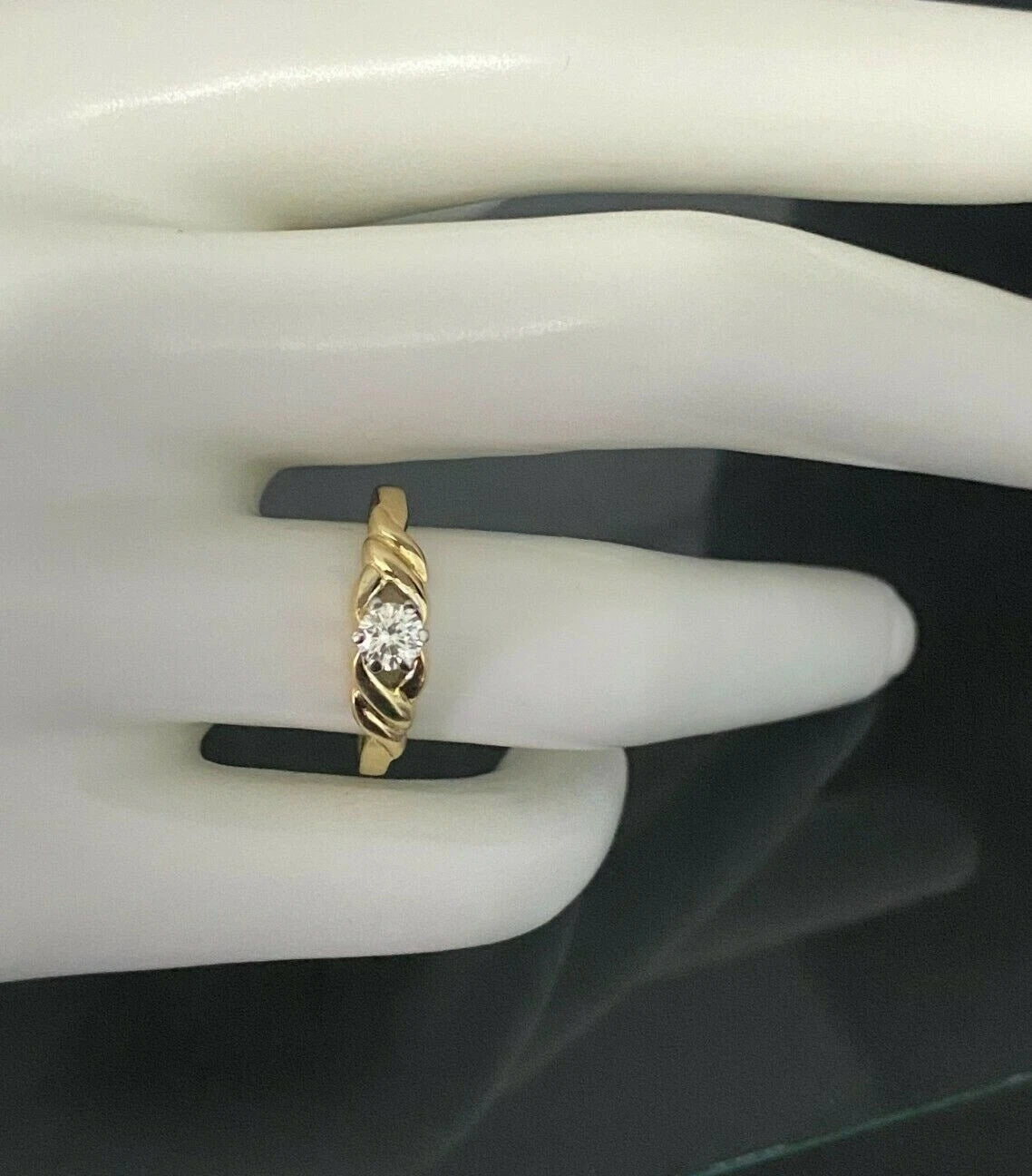 18K Yellow Gold & 0.25CT Diamond Solitaire Ring size N 1/2 - 6 3/4