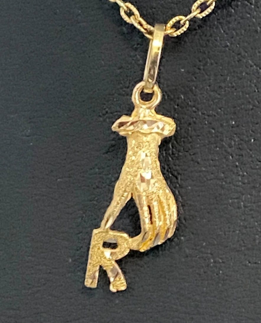 18ct Yellow Gold " R " Initial Hand Pendant 31.50mm high
