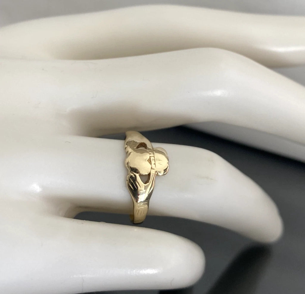 Vintage 9K Yellow Gold Traditional Claddagh Ring Size M (US 6.25)