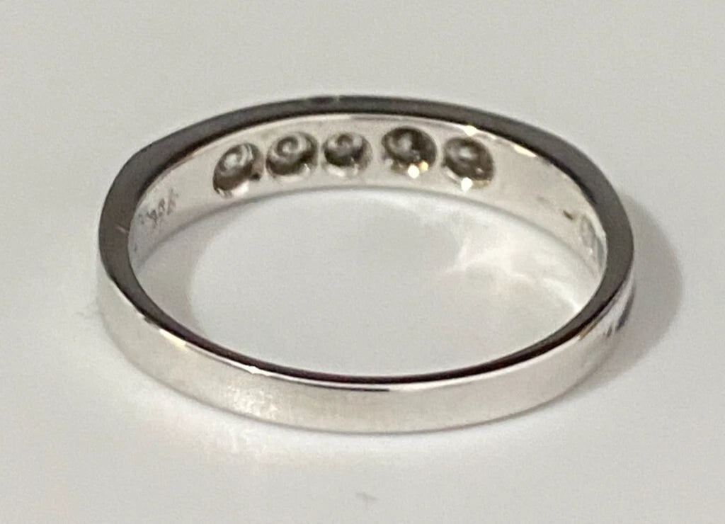 18K White Gold & 0.30CT Diamond Channel Set Ring Size M 1/2 - 6 1/4