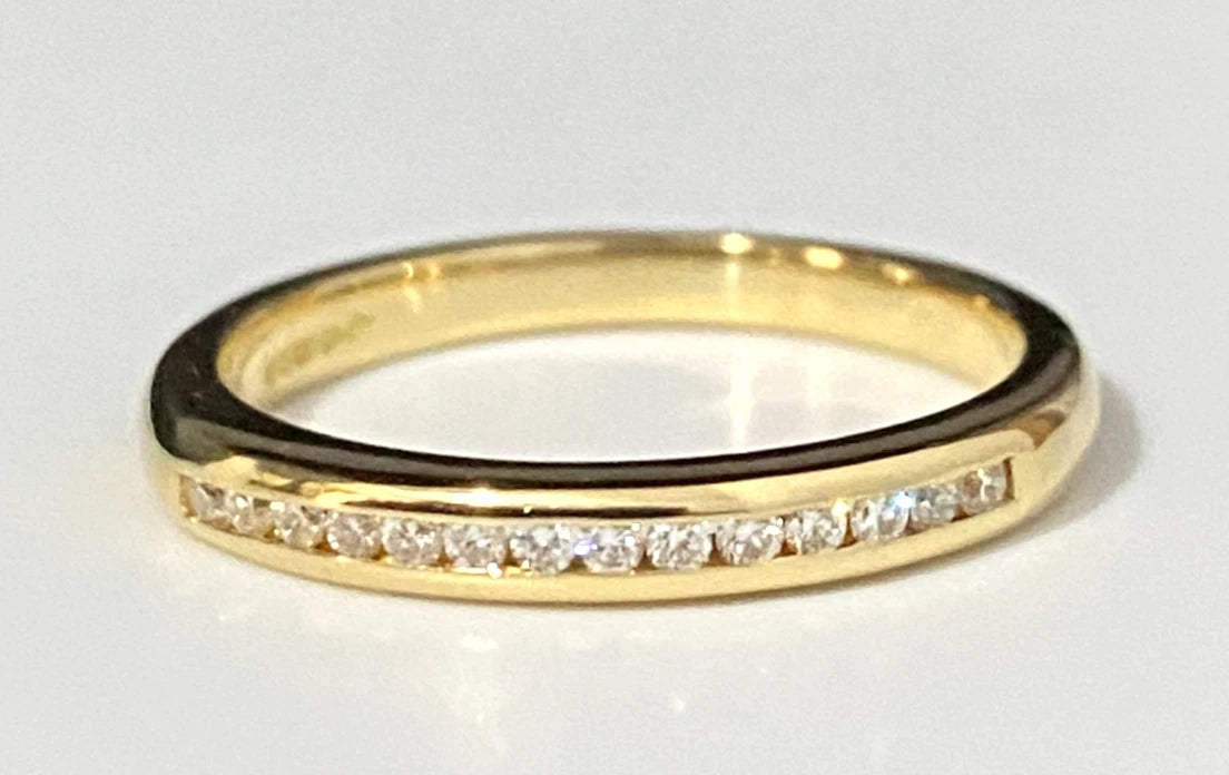 18K Yellow Gold & 0.15CT Diamond Channel Set Wedding Band Ring Size N - 6 3/4
