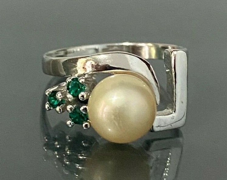 9K White Gold W/ Pearl & Green Stone Ring Size O - 7