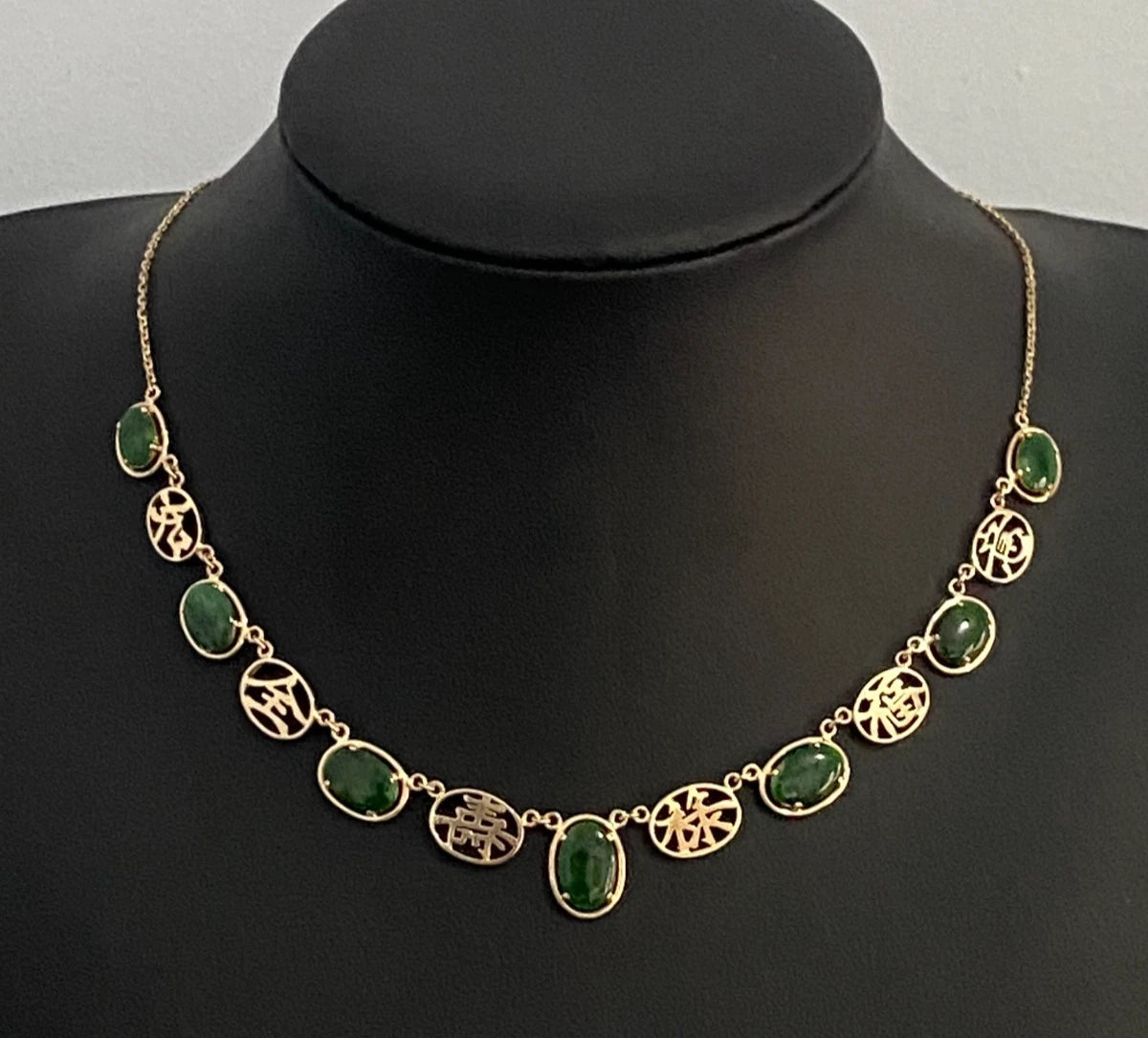 Vintage 14K Yellow Gold and Green Jade Necklace 45cm Long