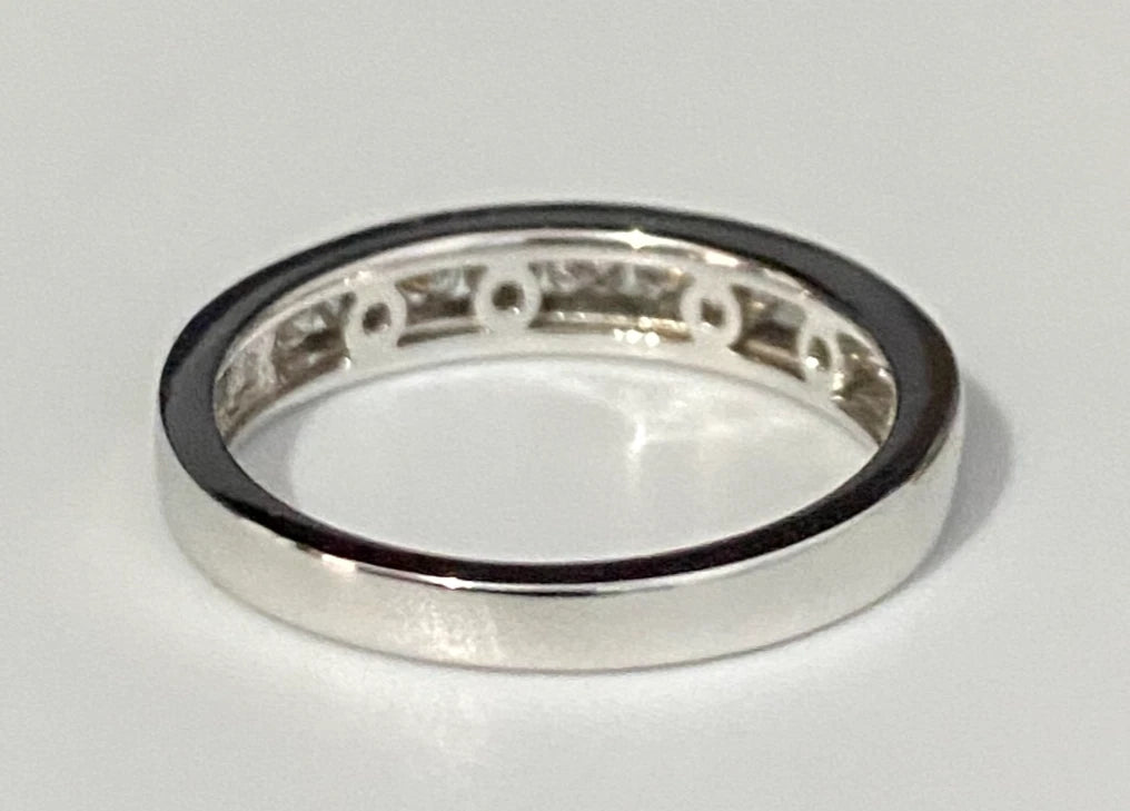 18K White Gold & 0.33CT Diamond Channel Set Ring Size J - 4 3/4