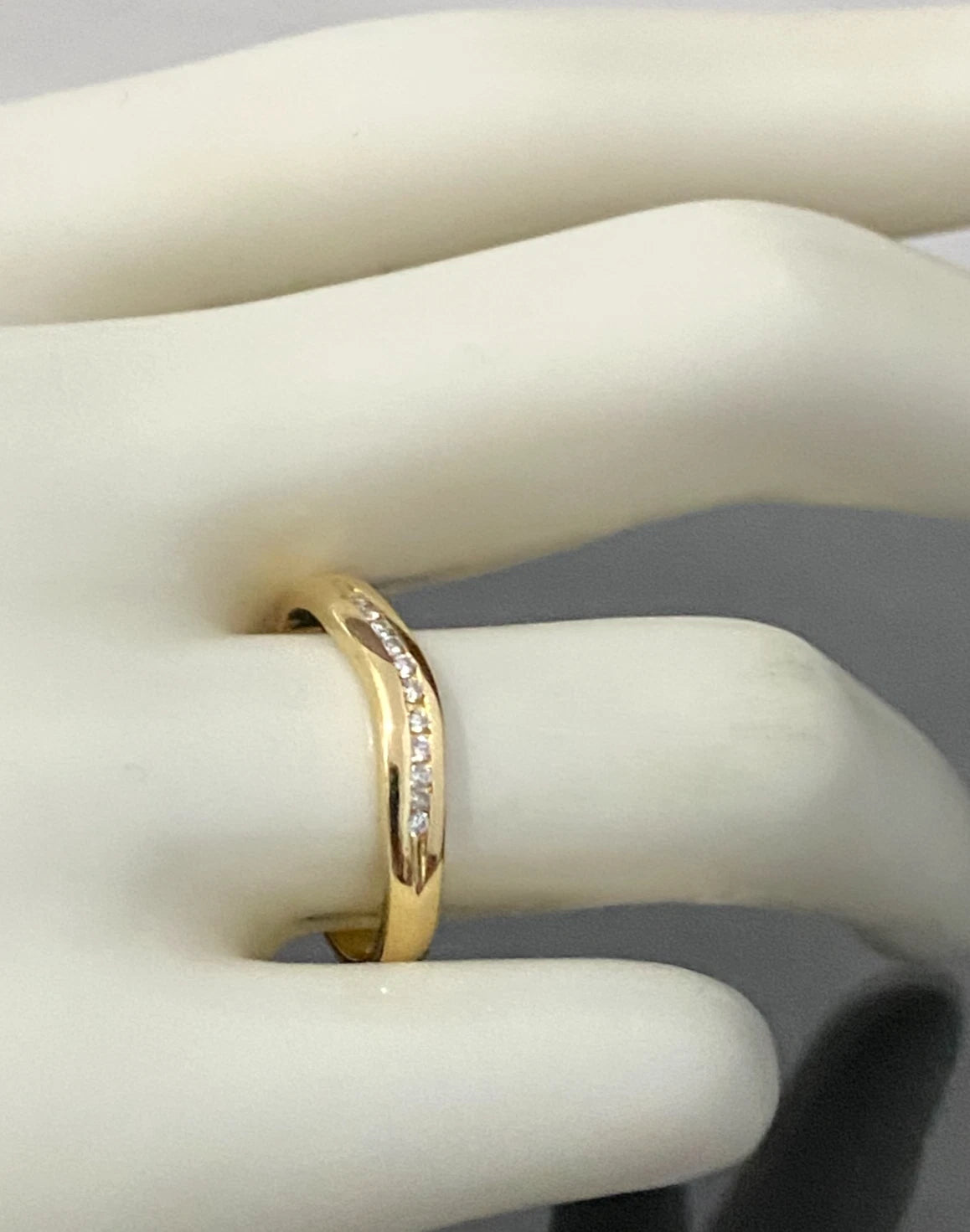 18K Yellow Gold & Diamond Curved Wedding Band Ring Size N 1/2 - 7