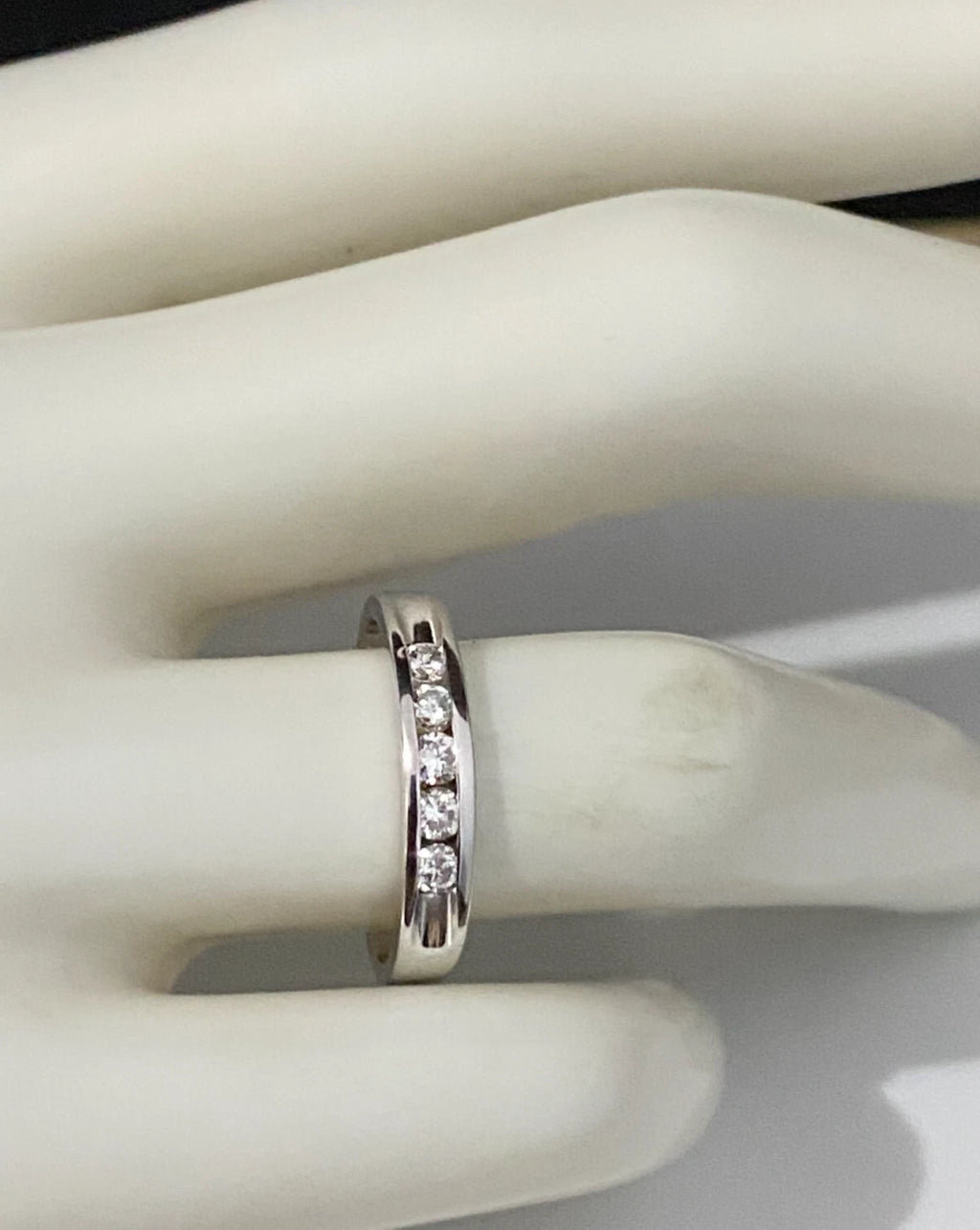 18K White Gold & 0.30CT Diamond Channel Set Ring Size M 1/2 - 6 1/4