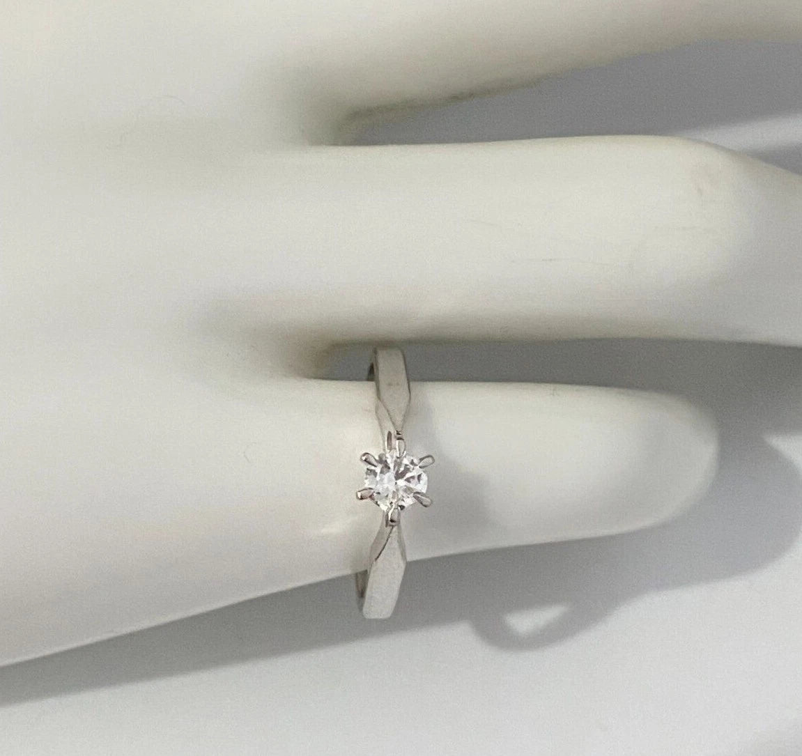 18K White Gold & 0.25CT Diamond Solitaire Ring Size K 1/2 - 5 3/8