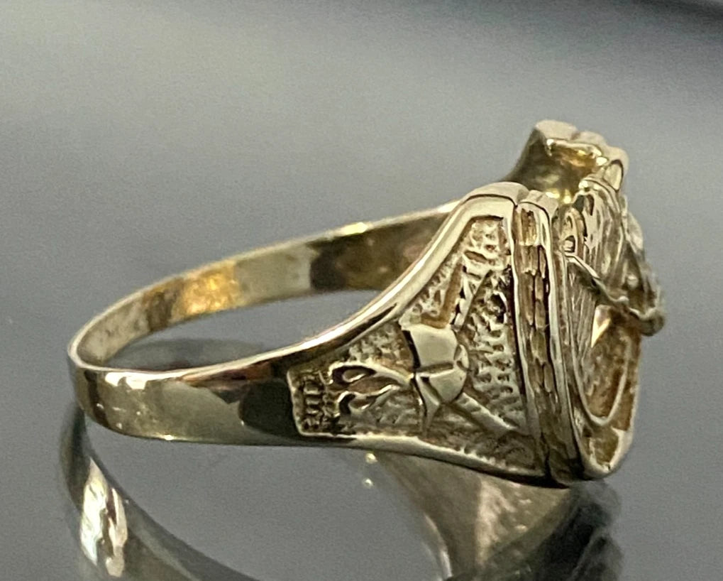 9K Yellow Gold Horse & Horseshoe Ring Size T - 10