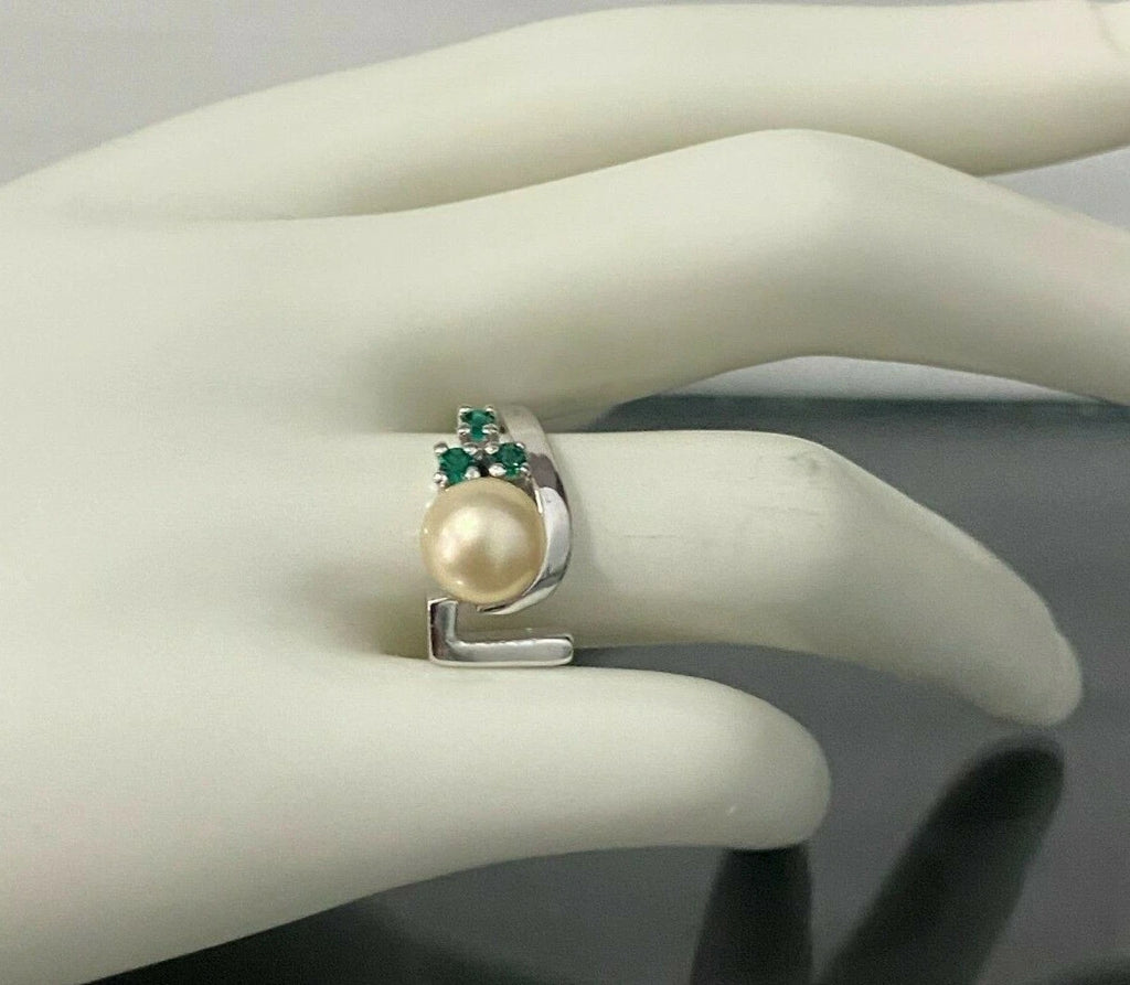 9K White Gold W/ Pearl & Green Stone Ring Size O - 7